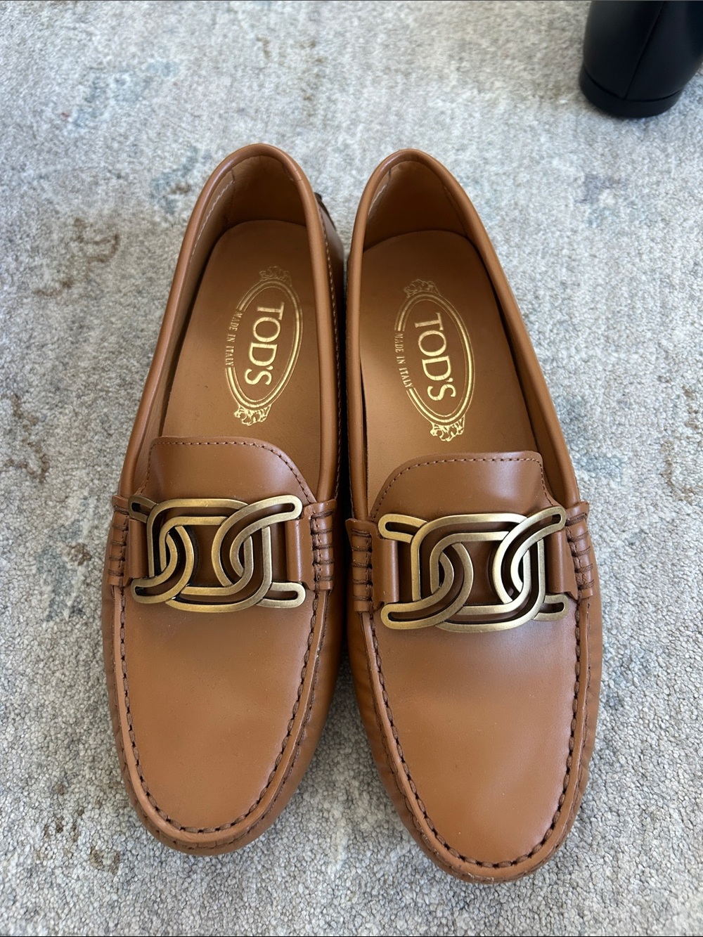TOD'S Tan Leather Loafers with Brass Interlocking Chain drivers